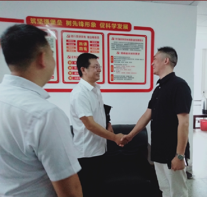 湖南杰奧思公司參加“歐普照明惠山鄉(xiāng)”半導(dǎo)體照明精準(zhǔn)扶貧項目捐贈活動